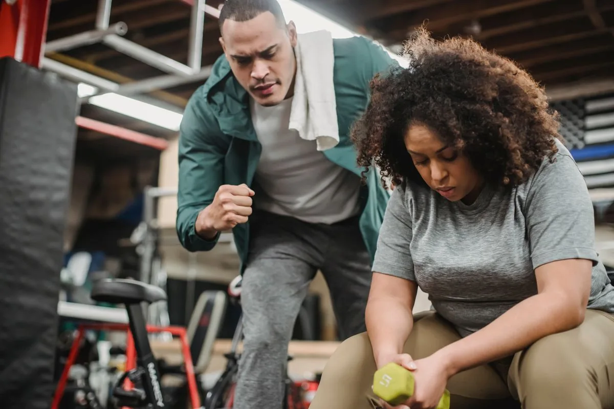 Illustrative photo: personal trainer with client